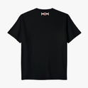 Camiseta com estampa frontal de texto "Kuarup" acima de um símbolo geométrico preto e branco com detalhe central em vermelho, e estampa traseira de símbolo menor similar.