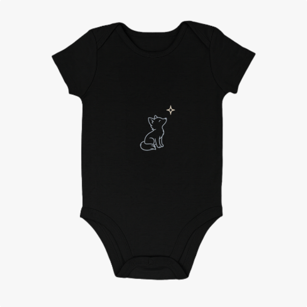 Body com estampa frontal de um contorno de raposa sentada olhando para uma pequena estrela solitária, criando uma cena encantadora e minimalista.