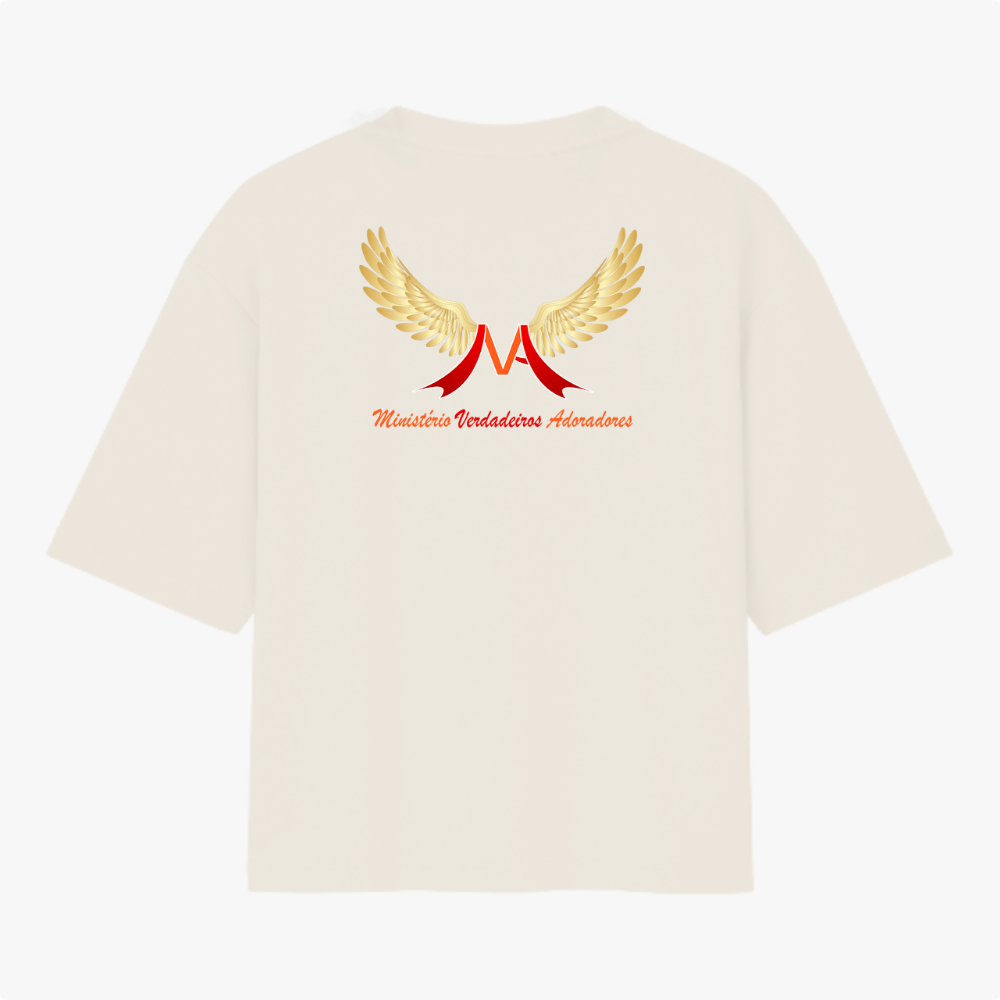 Camiseta com estampa frontal de asas douradas e um "M" vermelho, com texto "Ministério Verdadeiros Adoradores" e estampa traseira similar.