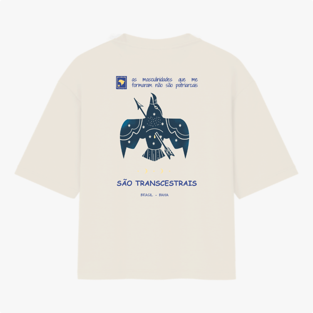 Camiseta com estampa frontal de figura geométrica abstrata e estampa traseira de pássaro estilizado com frases e elementos gráficos variados.