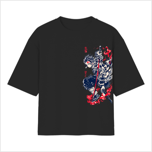 Camiseta com estampa frontal de personagem estilizado segurando uma espada, rodeado por chamas e detalhes em vermelho ao fundo.