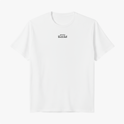 Camiseta com estampa frontal de texto "geração Bezalel" e estampa traseira de ilustração artística de artesão em fundo colorido com texto e referência bíblica.