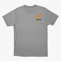 Camiseta com estampa frontal de símbolo de basquete com palavras associadas e estampa traseira de texto com destaque para "Liso & Enterra Fácil".