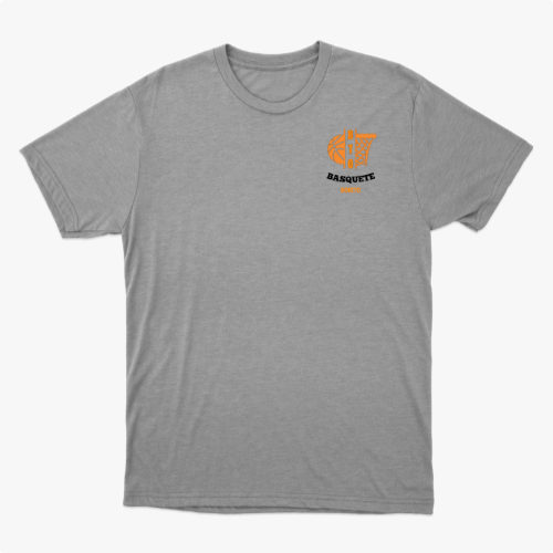 Camiseta com estampa frontal de símbolo de basquete com palavras associadas e estampa traseira de texto com destaque para "Liso & Enterra Fácil".