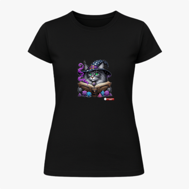 Camiseta com estampa frontal de gato com chapéu de mago, lendo um livro cercado por cristais e névoa; estampa traseira com pequeno logotipo textual.