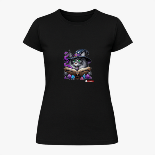 Camiseta com estampa frontal de gato com chapéu de mago, lendo um livro cercado por cristais e névoa; estampa traseira com pequeno logotipo textual.
