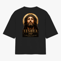 Camiseta com estampa frontal de um rosto com coroa de espinhos e halo, acompanhada das inscrições "YESHUA", um texto em hebraico e referência bíblica.
