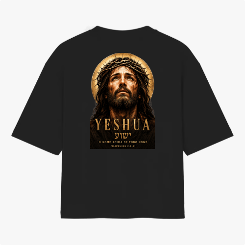 Camiseta com estampa frontal de um rosto com coroa de espinhos e halo, acompanhada das inscrições "YESHUA", um texto em hebraico e referência bíblica.