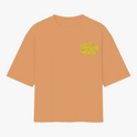 Camiseta com estampa frontal de lettering "Deus é bom" em estilo caligráfico detalhado e estampa traseira idêntica, porém em tamanho ampliado.