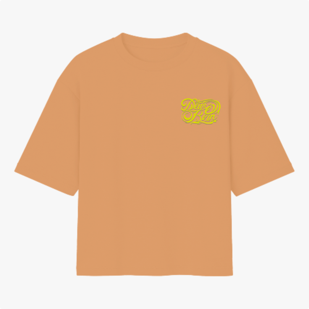 Camiseta com estampa frontal de lettering "Deus é bom" em estilo caligráfico detalhado e estampa traseira idêntica, porém em tamanho ampliado.