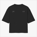 Camiseta com estampa frontal de letras estilizadas "TFK" e "TF#" e estampa traseira de homem levantando peso sob as palavras flamejantes "PULL FROM THE FLOOR".