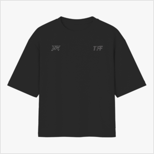 Camiseta com estampa frontal de letras estilizadas "TFK" e "TF#" e estampa traseira de homem levantando peso sob as palavras flamejantes "PULL FROM THE FLOOR".