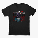 Camiseta com estampa frontal de personagem sentado com cabelo branco e óculos escuros, acompanhado de texto estilizado em japonês e inglês.