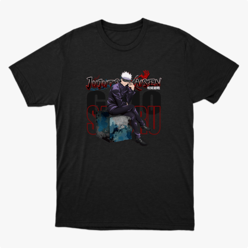 Camiseta com estampa frontal de personagem sentado com cabelo branco e óculos escuros, acompanhado de texto estilizado em japonês e inglês.