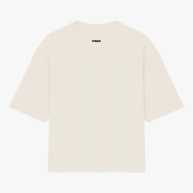 Camiseta com estampa frontal de um desenho de fogo cercado pelas palavras "eu dos fúria chaos" e estampa traseira com a palavra "vigia".
