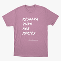 Camiseta com estampa frontal de texto estilizado "RESOLVA TUDO POR PARTES" seguido pela assinatura "-Gisele Sincerona".