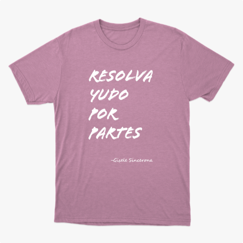Camiseta com estampa frontal de texto estilizado "RESOLVA TUDO POR PARTES" seguido pela assinatura "-Gisele Sincerona".