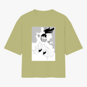 Camiseta com estampa frontal de personagem sorridente em pose flutuante, com cabelo esvoaçante, envolvendo-se em nuvens de estilo gráfico detalhado.