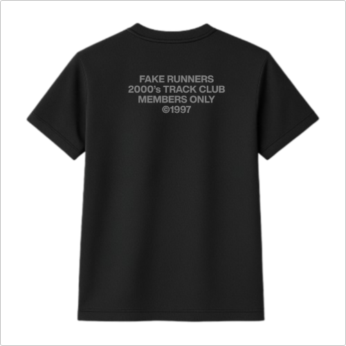 Camiseta com estampa frontal de texto sutil "PARMARINO ROSSO" e "NMR1 PROJECT" e estampa traseira de texto centralizado "FAKE RUNNERS 2000's TRACK CLUB MEMBERS ONLY ©1997".