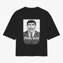 Camiseta com estampa frontal de texto "PRIMAL WEAR" e estampa traseira de ilustração em preto e branco de homem sorridente em traje social com "PRIMAL WEAR".