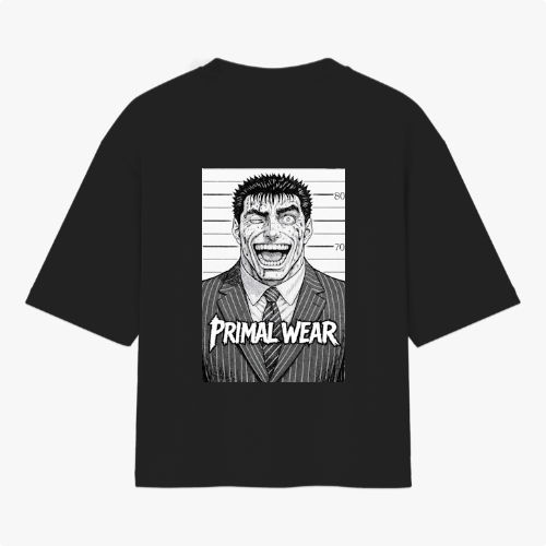 Camiseta com estampa frontal de texto "PRIMAL WEAR" e estampa traseira de ilustração em preto e branco de homem sorridente em traje social com "PRIMAL WEAR".
