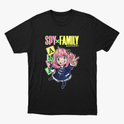 Camiseta com estampa frontal de personagem animado de cabelo rosa, cercado por blocos com letras coloridas, sobre o texto "SPY x FAMILY".