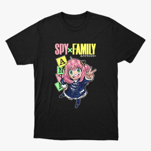 Camiseta com estampa frontal de personagem animado de cabelo rosa, cercado por blocos com letras coloridas, sobre o texto "SPY x FAMILY".