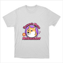 Camiseta com estampa frontal de cão estilizado em círculo lilás, com os dizeres "Heaven's Meme Ambassador" em rosa e estampa traseira de QR Code.