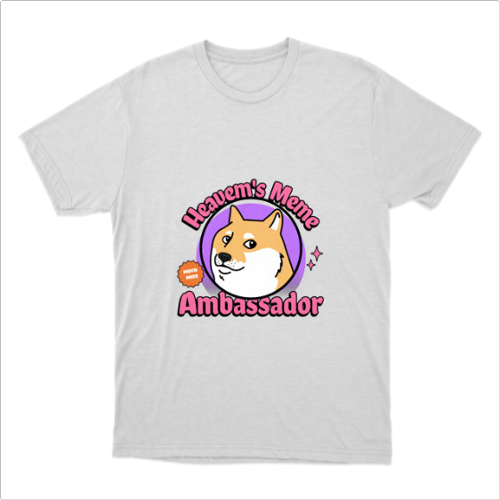 Camiseta com estampa frontal de cão estilizado em círculo lilás, com os dizeres "Heaven's Meme Ambassador" em rosa e estampa traseira de QR Code.