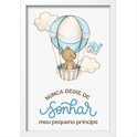 Quadro com estampa de balão com urso, nuvens e pássaro, acompanhado da frase "Nunca deixe de sonhar, meu pequeno príncipe" em fonte elegante.