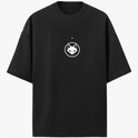Camiseta com estampa frontal de uma raposa em um círculo sob uma estrela e estampa traseira de raposa caminhando com texto curvo acima e pequena estrela à frente.