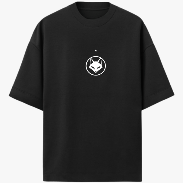 Camiseta com estampa frontal de uma raposa em um círculo sob uma estrela e estampa traseira de raposa caminhando com texto curvo acima e pequena estrela à frente.