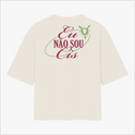 Camiseta com estampa frontal de símbolo gráfico estilizado no lado esquerdo e estampa traseira com o texto "Eu Não Sou Cis" em design gráfico complexo.