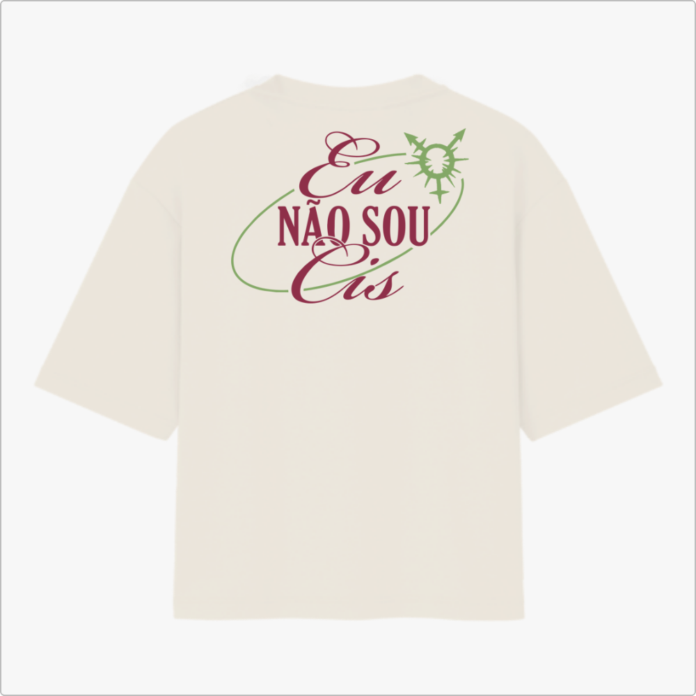 Camiseta com estampa frontal de símbolo gráfico estilizado no lado esquerdo e estampa traseira com o texto "Eu Não Sou Cis" em design gráfico complexo.