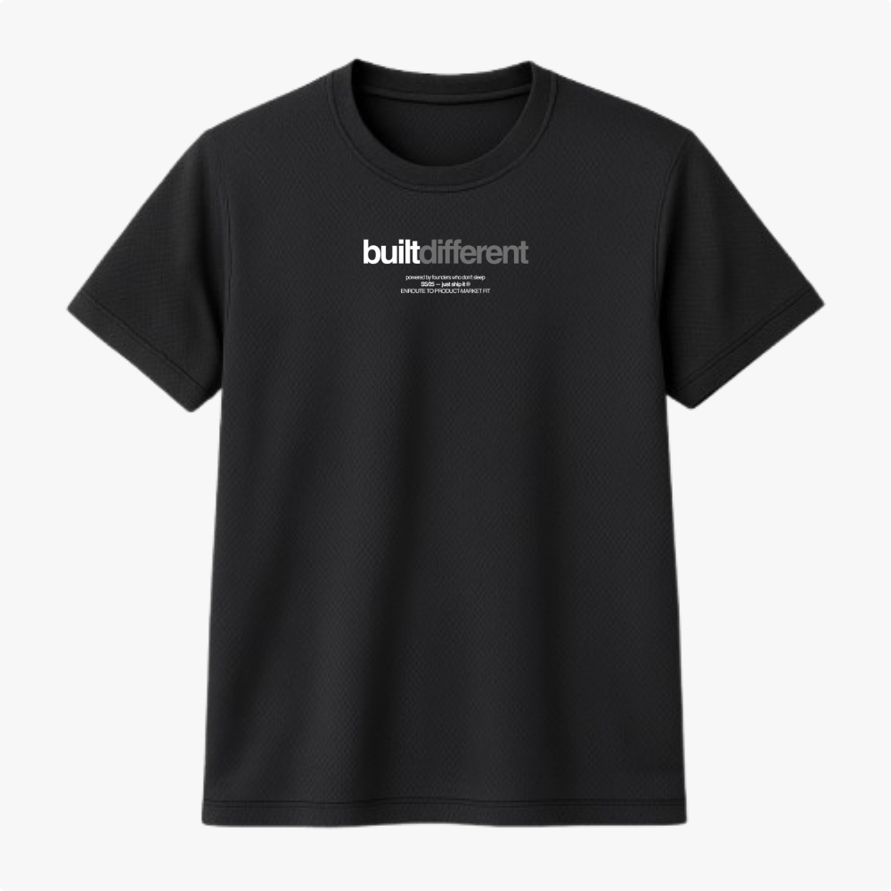 Camiseta com estampa frontal de "built different" em fonte destacada, acompanhada de texto menor descrevendo mensagens motivacionais.