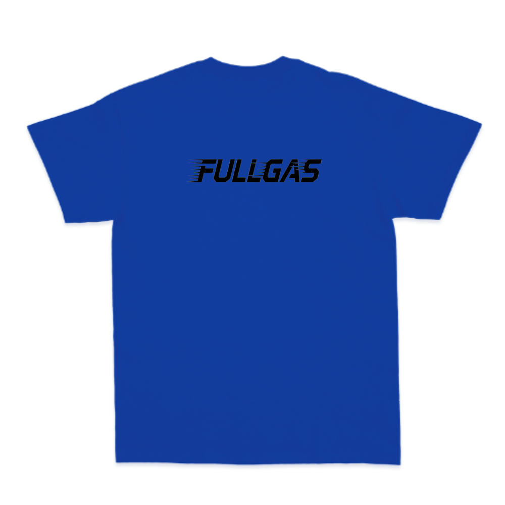 Camiseta com estampa frontal de carro com efeito de velocidade ao lado da palavra "FULLGAS" estilizada e estampa traseira de texto "FULLGAS" estilizado.
