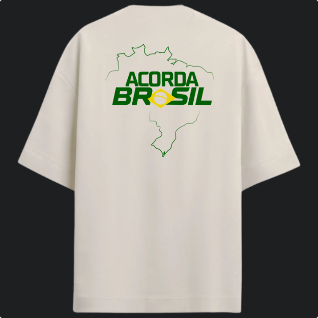 Camiseta com estampa frontal de contorno do mapa do Brasil e texto "Acorda Brasil" abaixo. Estampa traseira apresenta o mesmo design ampliado.
