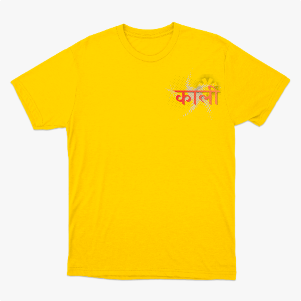 Camiseta com estampa frontal de letras estilizadas com efeito de estrela e estampa traseira de rosto detalhado em estilo ilustração com adornos.