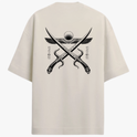 Camiseta com estampa frontal de "Seravia" estilizado e estampa traseira de espadas cruzadas sob asas abertas com símbolo circular no topo.