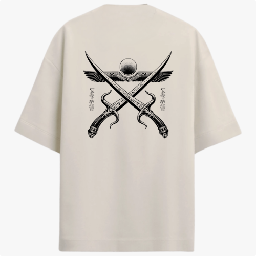 Camiseta com estampa frontal de "Seravia" estilizado e estampa traseira de espadas cruzadas sob asas abertas com símbolo circular no topo.