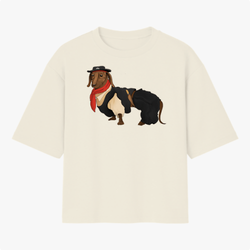 Camiseta com estampa frontal de um cachorro em trajes típicos, incluindo chapéu e lenço, conferindo uma aparência estilizada e única ao animal.