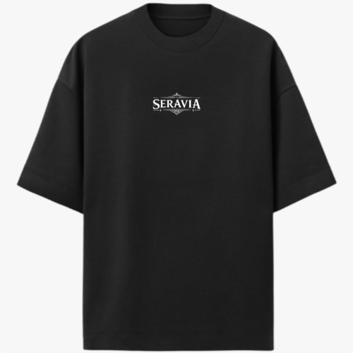 Camiseta com estampa frontal de "Seravia" em letras estilizadas e detalhe ornamental, e estampa traseira de Anúbis, o deus egípcio, com asas e tochas.