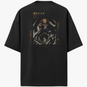 Camiseta com estampa frontal de símbolo estilizado minimalista e estampa traseira de personagem em pose dinâmica cercado por textos e gráficos detalhados.