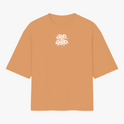 Camiseta com estampa frontal de lettering estilizado "God is Good" e estampa traseira de ilustração de anjo com a palavra "Justice" e detalhes de texto.
