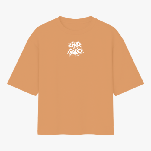 Camiseta com estampa frontal de lettering estilizado "God is Good" e estampa traseira de ilustração de anjo com a palavra "Justice" e detalhes de texto.