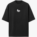 Camiseta com estampa frontal de uma estrutura arqueológica e estampa traseira de figura religiosa carregando uma cruz com a palavra "JESUS" em destaque.