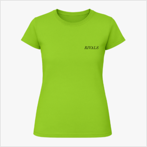 Camiseta com estampa frontal de texto minimalista "RIVALS" no lado esquerdo do peito e estampa traseira de carros de corrida com sobreposição de textos.