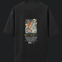 Camiseta com estampa frontal de símbolo com coroa e texto, e estampa traseira de carpa koi sob lua, cercada por águas e flores, com descrições.