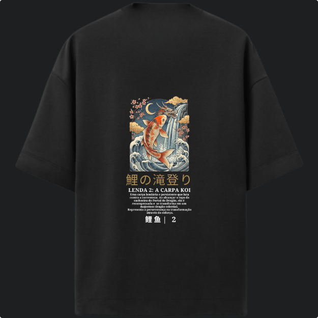 Camiseta com estampa frontal de símbolo com coroa e texto, e estampa traseira de carpa koi sob lua, cercada por águas e flores, com descrições.