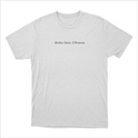 Camiseta com estampa frontal de texto estilizado centralizado que diz "doulos Iesou Christou" em fonte discreta e elegante, destacando-se de forma sutil.